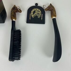 VTG - Brush-Shoehorn - N - Wall Plaque "Black Plastic W/ Brown Horse Heads"